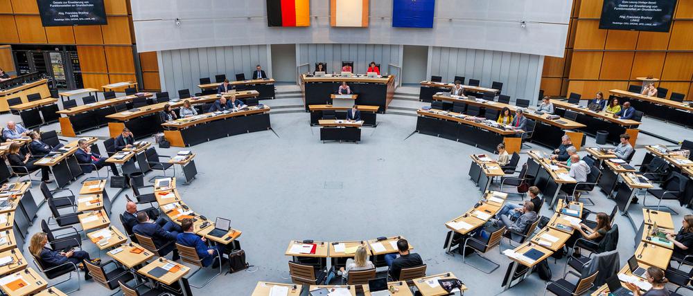 Mitglieder verschiedener Parteien nehmen an der Plenarsitzung des Berliner Abgeordnetenhauses teil.