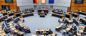 Mitglieder verschiedener Parteien nehmen an der Plenarsitzung des Berliner Abgeordnetenhauses teil.