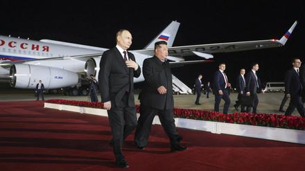 Der russische Präsident Wladimir Putin (l.) und der nordkoreanische Staatschef Kim Jong Un während ihres Treffens auf dem internationalen Flughafen Pjöngjang-Sunan außerhalb von Pjöngjang. 