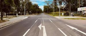 Die Abbiegespur am Kladower Damm ist bereits aufgezeichnet. Im Sommer 2024 wird jetzt auch die Ampel fertiggestellt. Links geht es ins Parkviertel, rechts befindet sich die Waldorfschule.