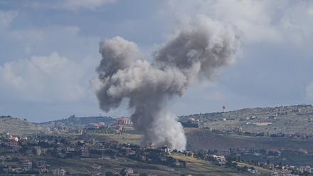 Dieses Foto, aufgenommen aus dem Kibbuz Malkia im Norden Israels an der Grenze zum Libanon zeigt Rauchschwaden über dem südöstlichen libanesischen Dorf Mais al-Dschabal während eines Luftangriffs.   