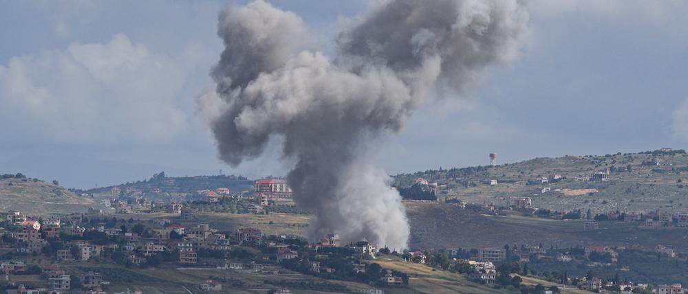 Dieses Foto, aufgenommen aus dem Kibbuz Malkia im Norden Israels an der Grenze zum Libanon zeigt Rauchschwaden über dem südöstlichen libanesischen Dorf Mais al-Dschabal während eines Luftangriffs.   
