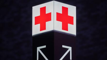 Ein Pfeil weist den Weg zur Notaufnahme eines Krankenhauses.