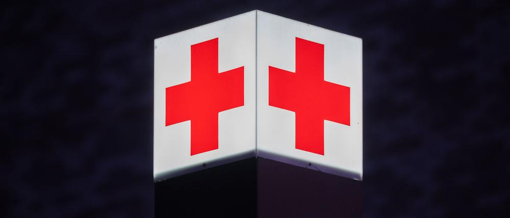 Ein Pfeil weist den Weg zur Notaufnahme eines Krankenhauses.