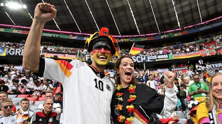Auch heute soll es wieder rundgehen. Deutsche Fans feiern auf der Tribüne nach dem Sieg gegen die Schotten.