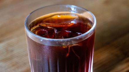 Cold-Brew-Kaffee aus Arabica-Bohnen, über Nacht bei Zimmertemperatur in Wasser angesetzt, morgens gefiltert und auf Eiswürfeln serviert. Fotografiert am 19.6.24