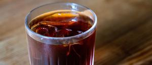 Cold-Brew-Kaffee aus Arabica-Bohnen, über Nacht bei Zimmertemperatur in Wasser angesetzt, morgens gefiltert und auf Eiswürfeln serviert. Fotografiert am 19.6.24