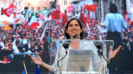 Elly Schlein freut sich am Dienstagabend in Rom über die erstmals vereinte Opposition.