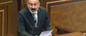 Armeniens Regierungschef Nikol Paschinjan bei einer Rede im Parlament.