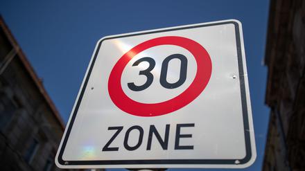 ARCHIV - 22.03.2020, Bayern, Nürnberg: Ein Verkehrsschild weist auf eine Tempo-30-Zone hin. (zu dpa: «Bewegung bei gestoppten Verkehrs-Neuregelungen») Foto: Daniel Karmann/dpa +++ dpa-Bildfunk +++