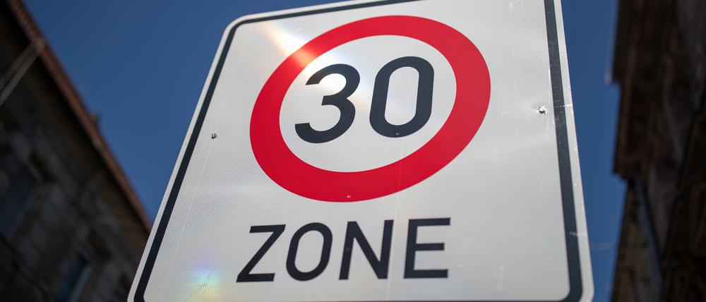 ARCHIV - 22.03.2020, Bayern, Nürnberg: Ein Verkehrsschild weist auf eine Tempo-30-Zone hin. (zu dpa: «Bewegung bei gestoppten Verkehrs-Neuregelungen») Foto: Daniel Karmann/dpa +++ dpa-Bildfunk +++