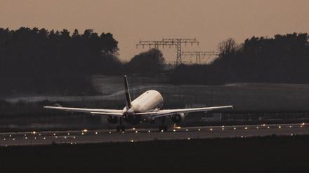 Ein Flugzeug startet vom Hauptstadtflughafen BER in Berlin (Symbolbild).