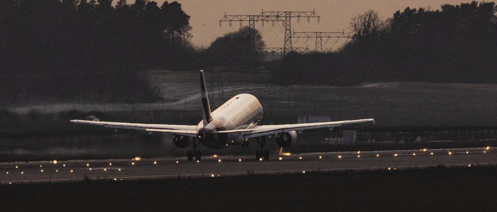 Ein Flugzeug von Easyjet startet vom Hauptstadtflughafen BER in Berlin