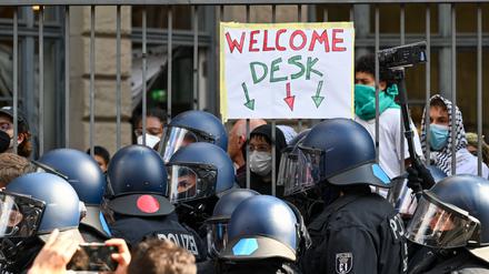 Polizisten räumen die pro-palästinensische Demonstrantion vor dem Institut für Sozialwissenschaften der Berliner Humboldt-Universität (HU).