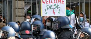 Polizisten räumen die pro-palästinensische Demonstrantion vor dem Institut für Sozialwissenschaften der Berliner Humboldt-Universität (HU).