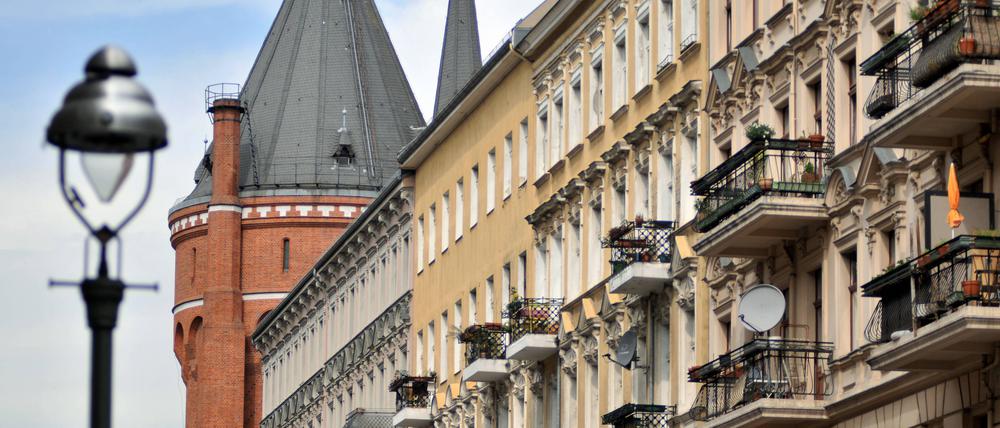 Der Wasserturm in der Kreuzberger Fidicinstraße, daneben Altbaufassaden.