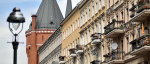 Der Wasserturm in der Kreuzberger Fidicinstraße, daneben Altbaufassaden.