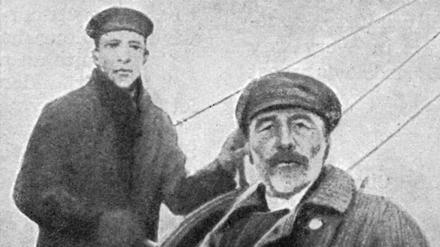 Der polnisch-britische Autor Joseph Conrad mit einem Matrosen im November 1916 an Bord der H.M.S. Ready. Die hier nur als Ausschnitt gezeigte Aufnahme dürfte der Kapitän J.G. Sutherland  gemacht haben, sie findet sich in dessen Buch „At Sea with Joseph Conrad“ (1922).  Ein von Conrad signierter Abzug wurde 2010 vom New Yorker Auktionshaus Bonhams für 1200 Dollar versteigert.