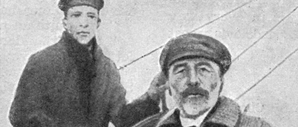 Der polnisch-britische Autor Joseph Conrad mit einem Matrosen im November 1916 an Bord der H.M.S. Ready. Die hier nur als Ausschnitt gezeigte Aufnahme dürfte der Kapitän J.G. Sutherland gemacht haben, sie findet sich in dessen Buch „At Sea with Joseph Conrad“ (1922). Ein von Conrad signierter Abzug wurde 2010 vom New Yorker Auktionshaus Bonhams für 1200 Dollar versteigert.