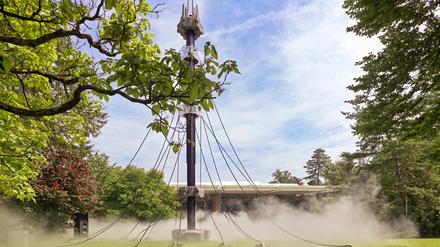 Philippe Parrenos Turm „Membrane“ (2024) im Garten der  Fondation Beyeler, dazu eine temporäre Nebelskulptur von Fujiko Nakaya.