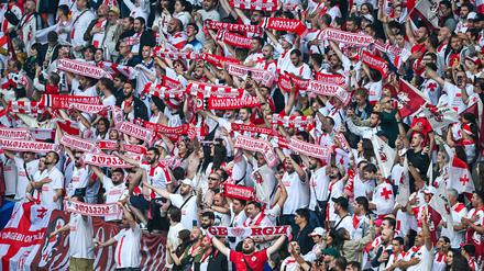 Die georgischen Fans beim EM-Debüt ihrer Mannschaft in Dortmund. 