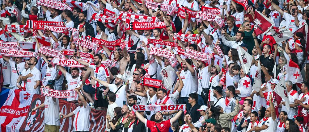 Die georgischen Fans beim EM-Debüt ihrer Mannschaft in Dortmund. 