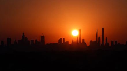 Sonnenuntergang über der Skyline von Manhattan.