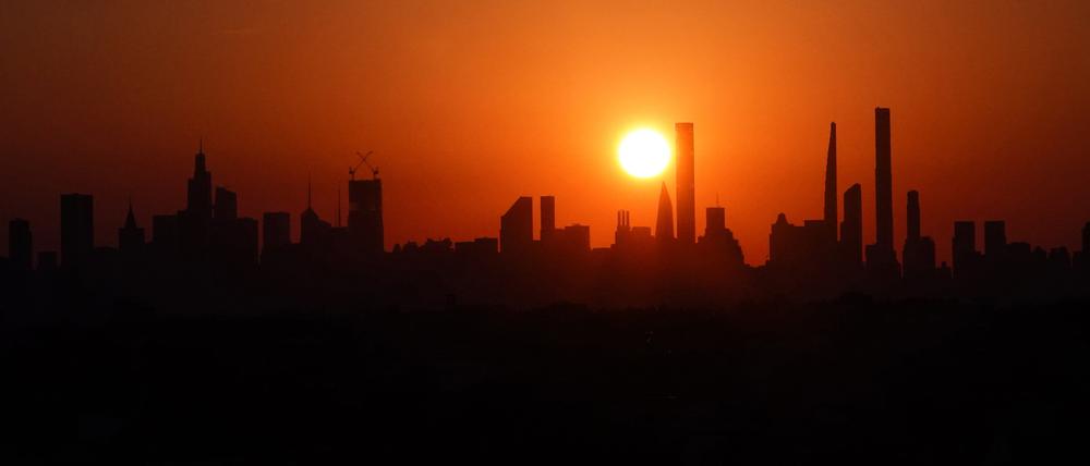 Sonnenuntergang über der Skyline von Manhattan.
