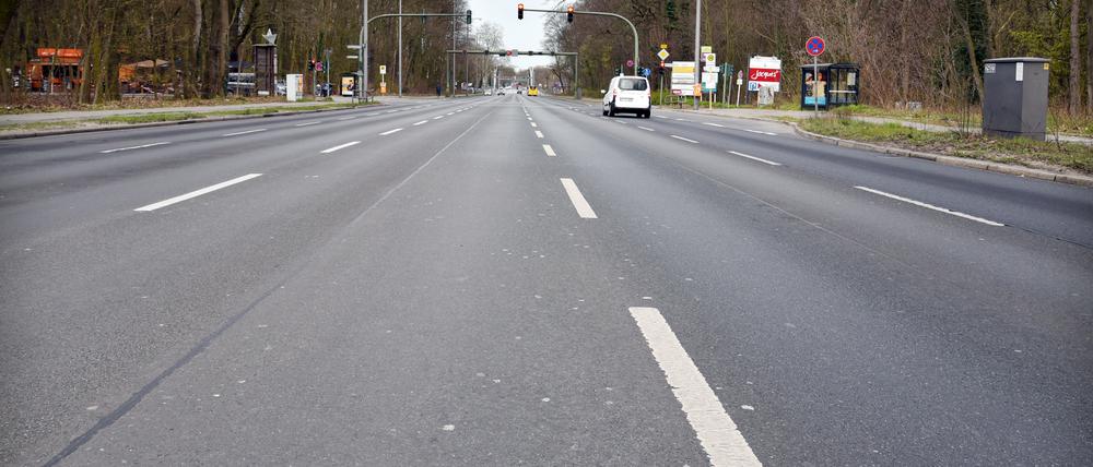 Auf der Heerstraße in Berlin-Spandau kam es am Dienstagabend zu einem schweren Unfall.