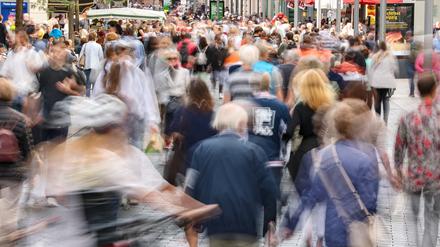 Zahlreiche Passanten gehen durch die Grimmaische Straße in der Leipziger Innenstadt.