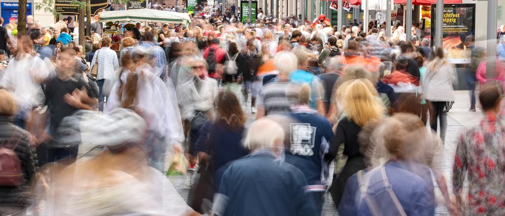 Zahlreiche Passanten gehen durch die Grimmaische Straße in der Leipziger Innenstadt.