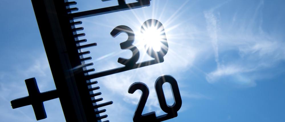 Ein Thermometer zeigt Temperaturen über 30 Grad an. (Symbolbild)