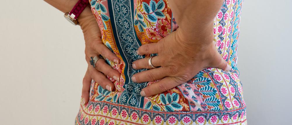 Frauen in Deutschland leiden laut einer Befragung des Robert Koch-Instituts (RKI) häufiger an Rücken- und Nackenschmerzen als Männer.
