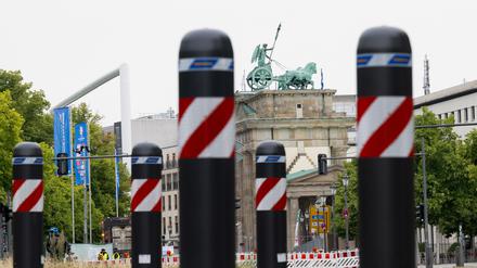 Mobile Poller mit rot-weißer Markierung sind als Absperrung zur Fanzone am Brandenburger Tor bzw. auf der Straße des 17. Juni in der Ebertstraße aufgestellt. 