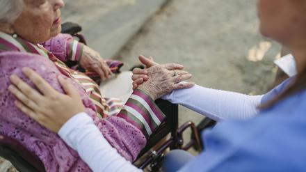 Healthcare worker holding hands and consoling senior woman model released, Symbolfoto, HAPF03389
