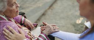 Healthcare worker holding hands and consoling senior woman model released, Symbolfoto, HAPF03389