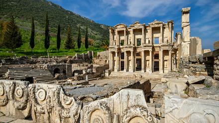 Die Ruinen der historischen Bibliothek von Ephesus: Wer es sich leisten kann, konnte hier bislang abends ein exklusives Abendessen genießen. 