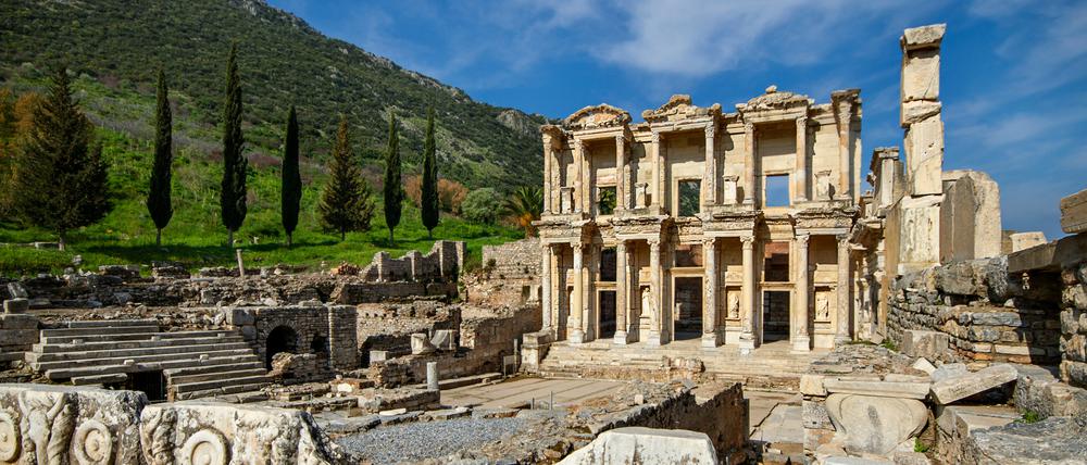Die Ruinen der historischen Bibliothek von Ephesus: Wer es sich leisten kann, konnte hier bislang abends ein exklusives Abendessen genießen.