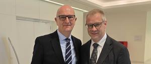 Brandenburgs neuer Antisemitismusbeauftragter Andreas Büttner (r) nach seiner Wahl. Ministerpräsident Dietmar Woidke (l) gratuliert. 