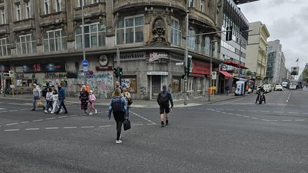 Fußgänger können diese Kreuzung an der Friedrichstraße diagonal überqueren.