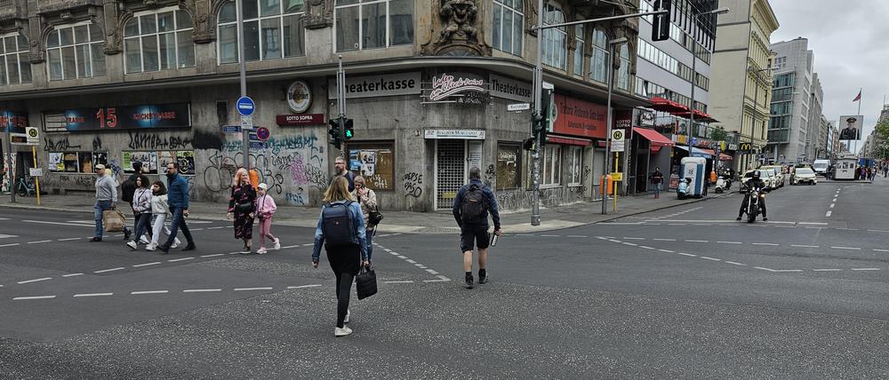 Fußgänger können diese Kreuzung an der Friedrichstraße diagonal überqueren.
