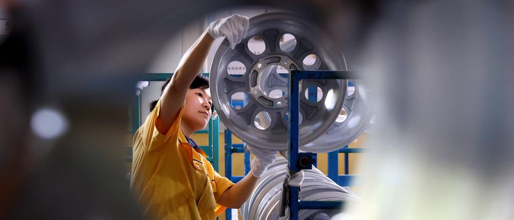 Ein Arbeiter produziert eine Radnabe in einer Werkstatt eines Autoradherstellers in Binzhou, China.