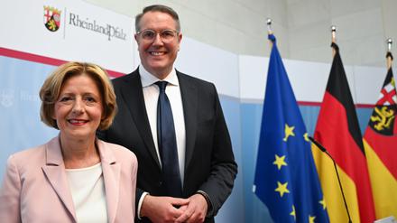Malu Dreyer (SPD), Ministerpräsidentin von Rheinland-Pfalz, und ihr Nachfolger Alexander Schweitzer am Mittwoch bei einer Pressekonferenz.