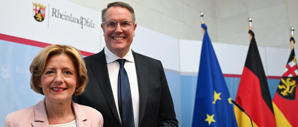 Malu Dreyer (SPD), Ministerpräsidentin von Rheinland-Pfalz, und ihr Nachfolger Alexander Schweitzer am Mittwoch bei einer Pressekonferenz.