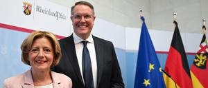 Malu Dreyer (SPD), Ministerpräsidentin von Rheinland-Pfalz, und ihr Nachfolger Alexander Schweitzer am Mittwoch bei einer Pressekonferenz.