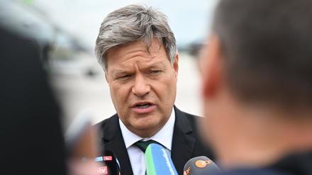 19.06.2024, Schönefeld: Robert Habeck gibt auf dem militärischen Teil vom Flughafen Berlin Brandenburg ein Statement.