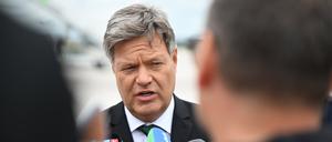 19.06.2024, Schönefeld: Robert Habeck gibt auf dem militärischen Teil vom Flughafen Berlin Brandenburg ein Statement.