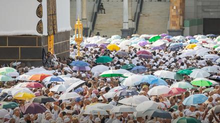 Muslimische Pilger umrunden die Kaaba, das heiligste Heiligtum des Islam, in der Großen Moschee während der Hadsch. Muslime aus aller Welt versammeln sich in Mekka zur jährlichen Hadsch-Pilgerfahrt, einer der fünf Säulen des Islam, die alle erwachsenen Muslime mindestens einmal im Leben absolvieren sollten. 