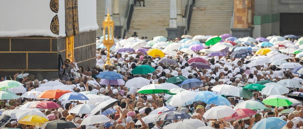 Muslimische Pilger umrunden die Kaaba, das heiligste Heiligtum des Islam, in der Großen Moschee während der Hadsch. Muslime aus aller Welt versammeln sich in Mekka zur jährlichen Hadsch-Pilgerfahrt, einer der fünf Säulen des Islam, die alle erwachsenen Muslime mindestens einmal im Leben absolvieren sollten.