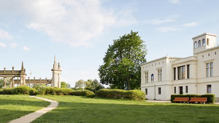 Links im Bild die Glienicker Brücke, rechts das weiße, klassische Gebäude der Villa Schöningen in Potsdam. 